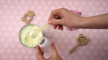 Bebek aksesuarları ve süt ürünleri. Seçici odak.