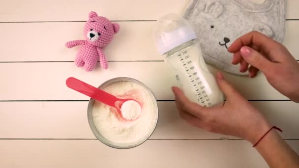 Accessori per bambini e alimenti per il latte. Focus selettivo. — Video Stock