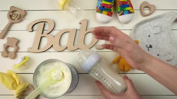 Babytillbehör och mjölkmat. Selektiv inriktning. — Stockvideo