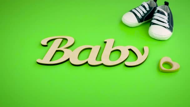 Babytillbehör och inskriptionen baby. Selektiv inriktning. — Stockvideo
