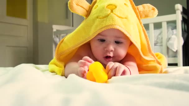 Baby Het Baden Een Handdoek Selectieve Focus Mensen — Stockvideo