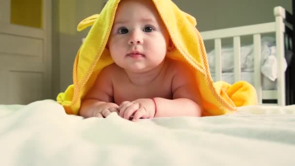 Μωρό μετά το μπάνιο με πετσέτα. Επιλεκτική εστίαση. — Αρχείο Βίντεο