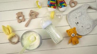 Bebek aksesuarları ve süt ürünleri. Seçici odak.