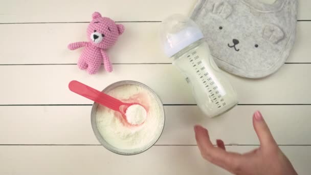 Accessoires pour bébé et nourriture au lait. Concentration sélective. — Video