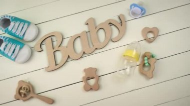 Bebek aksesuarları ve yazıt bebek. Seçici odak.