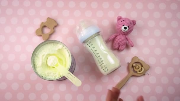 Babytillbehör och mjölkmat. Selektiv inriktning. — Stockvideo