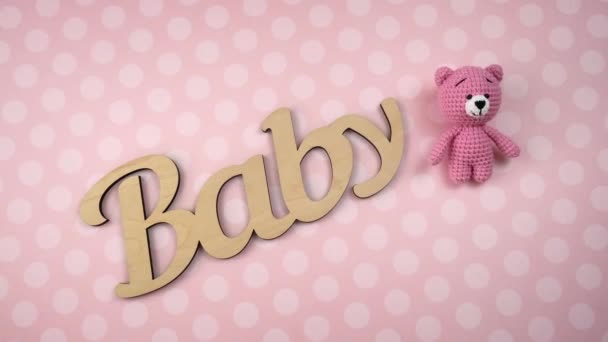 Baby accessoires en de inscriptie baby. Selectieve focus. — Stockvideo