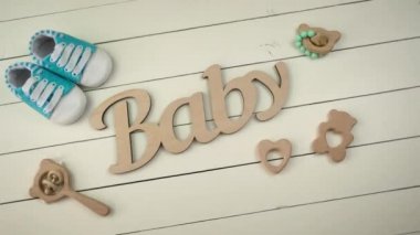 Bebek aksesuarları ve yazıt bebek. Seçici odak.