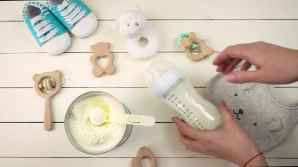 Accessori per bambini e alimenti per il latte. Focus selettivo. — Video Stock