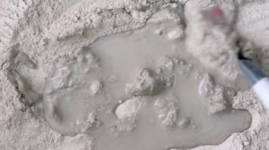 Kozmetik ürünlerinin dokusu kuru renkli kil. Seçici odak.