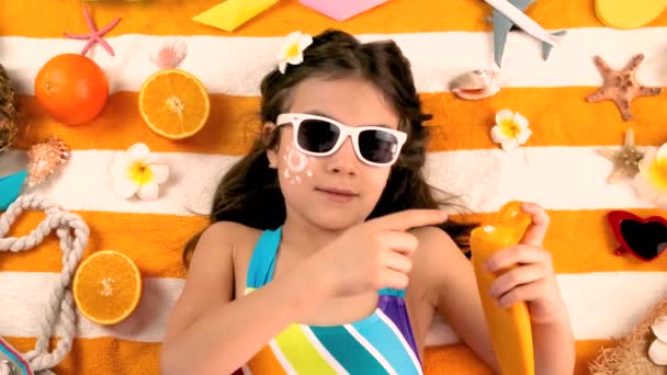 A gyerekek húgai napoznak a parton. szelektív fókusz. — Stock videók