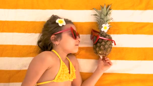 A gyerekek húgai napoznak a parton. szelektív fókusz. — Stock videók