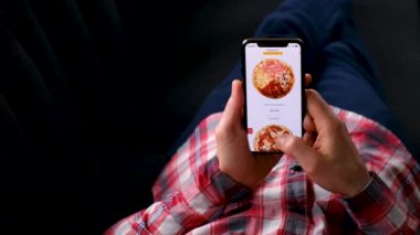 Telefonla pizza siparişi veriyor. seçici odak.