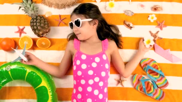 Bambini sorelle prendere il sole sulla spiaggia. focus selettivo. — Video Stock