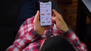 İnternetten telefonla suşi sipariş etmek. seçici odak.