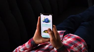 Telefon sebzeleri ve meyvelerle online sipariş. seçici odak.