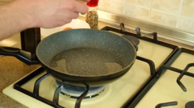 Tavada çırpılmış yumurta kızart. seçici odak.