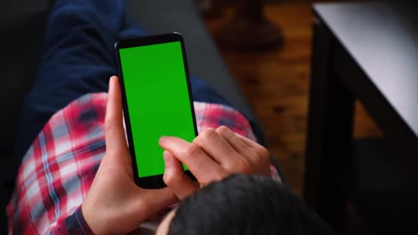 Muž s telefonem v ruce, zelená obrazovka. Selektivní zaměření. — Stock video