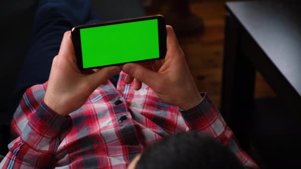 Mann mit Telefon in der Hand, grüner Bildschirm. Selektiver Fokus. — Stockvideo