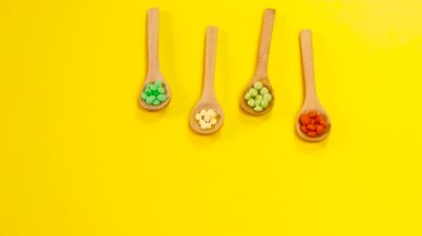 Kaşıklar içinde tabletler. seçici odak.