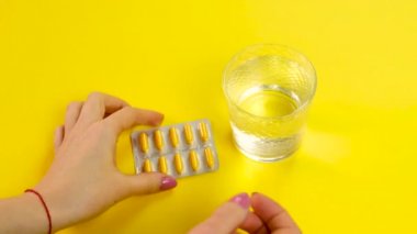 Haplar ellerde. seçici odak.