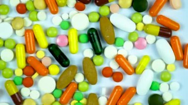 Beyaz arka planda haplar. seçici odak.