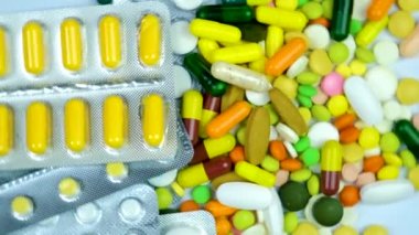 Beyaz arka planda haplar. seçici odak.