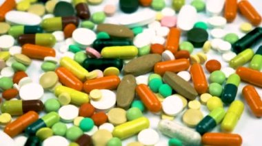 Beyaz arka planda haplar. seçici odak.