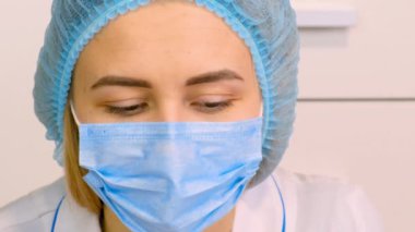 Doktor yorgun gözlerle bakıyor. seçici odak.