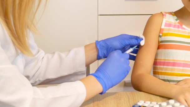 Le médecin donne le vaccin à la fille. focus sélectif. — Video