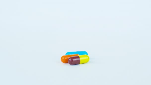 Tabletki w kapsułkach. ukierunkowanie selektywne — Wideo stockowe