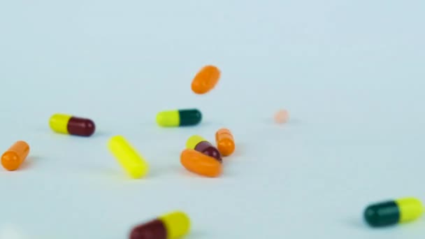 Tabletten in capsules. selectieve focus — Stockvideo