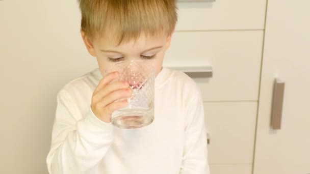 Barnet dricker vatten. selektivt fokus. — Stockvideo