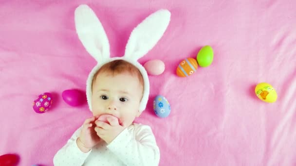 赤ん坊の概念は卵と幸せなイースター 選択的フォーカス — ストック動画
