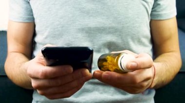 Telefonla ilaç sipariş etmek. seçici odak.
