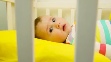 Bebek yatakta ağlıyor. seçici odak