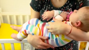 Annem bebeği uyutuyor. seçici odak.