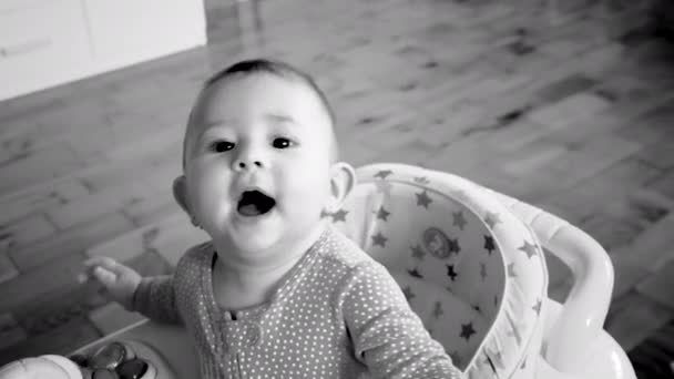 Kleine baby loopt op een looprek. selectieve focus. — Stockvideo