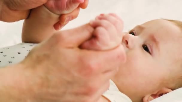 Kleiner Babyvater gibt an der Hand. Selektiver Fokus. — Stockvideo