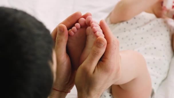 小婴儿的父亲抱着腿。选择性重点. — 图库视频影像