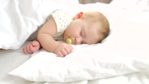 Bambino dorme in una culla. focus selettivo. — Video Stock