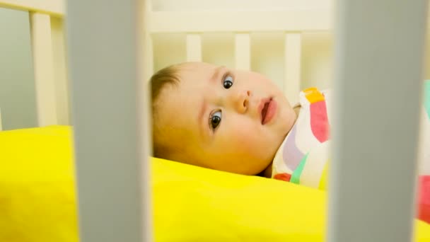 Baby huilt in bed. selectieve focus — Stockvideo