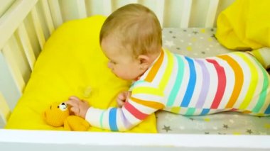 Bebek beşikte oynuyor. seçici odak.