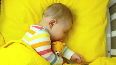 Bebek beşikte uyuyor. seçici odak.