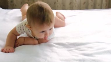 Bebek emeklemeyi öğreniyor. seçici odak.