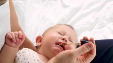 Küçük bebek babası ilaç veriyor. seçici odak.