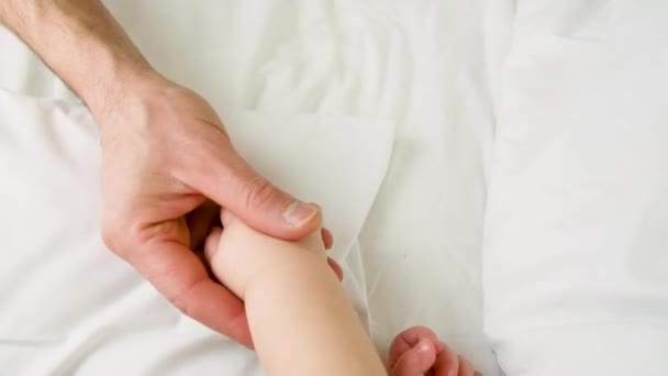 Il piccolo bambino che dorme dà per mano. focus selettivo. — Video Stock