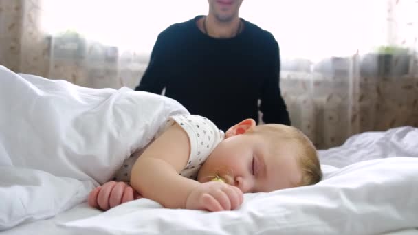 Papa 'mette a letto il bambino. focus selettivo. — Video Stock