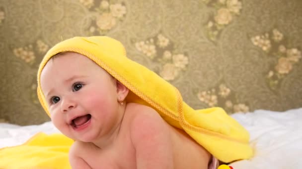 Kleine baby na het baden in een handdoek. Selectieve focus. — Stockvideo