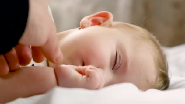 Маленька дитина спить батько дає за руку. вибірковий фокус . — стокове відео